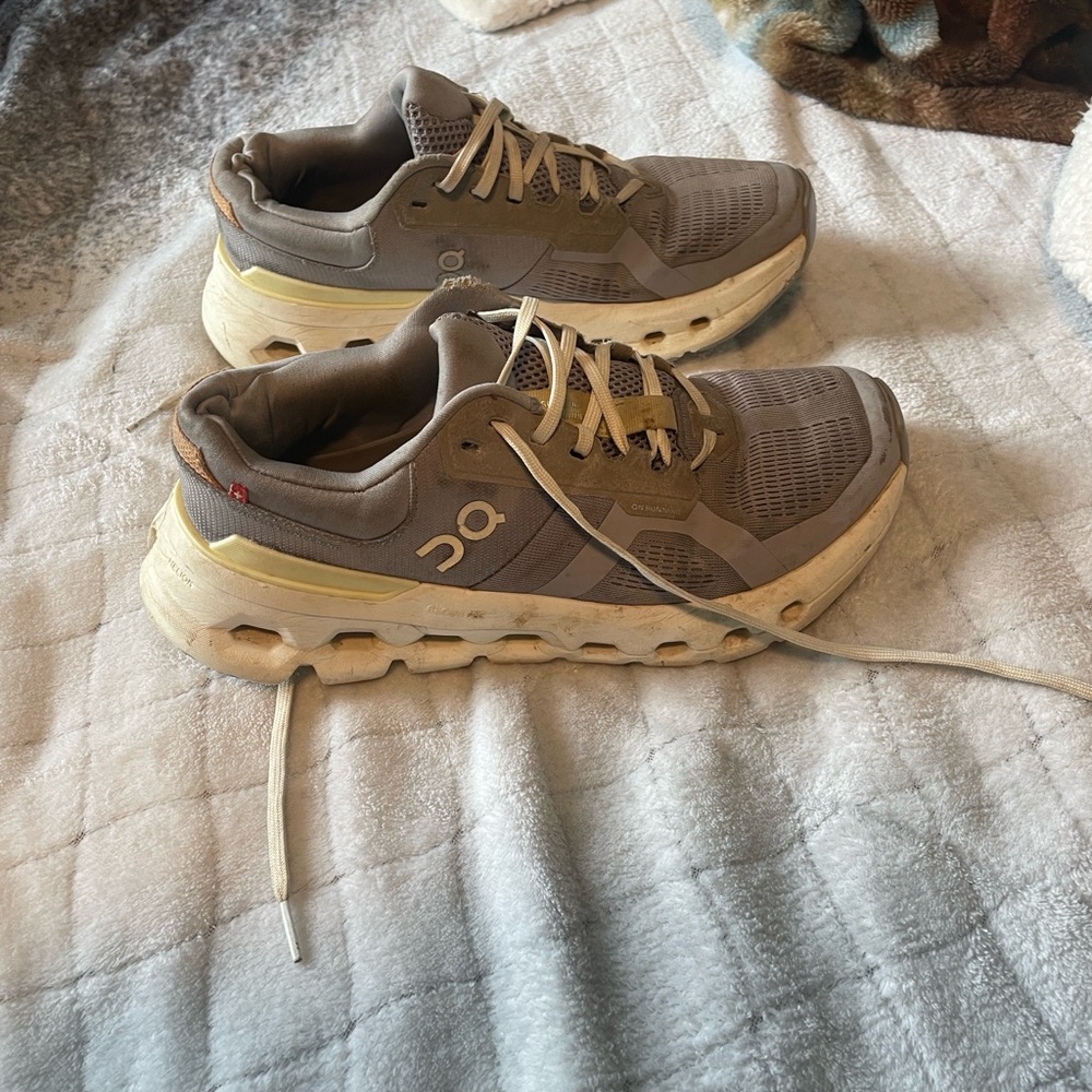 On Running women’s 8.5  light purple.